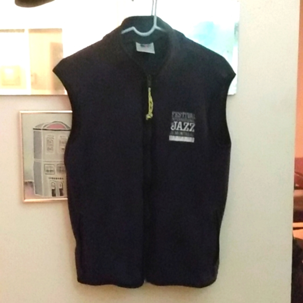 Sleeveless shirt with zipper